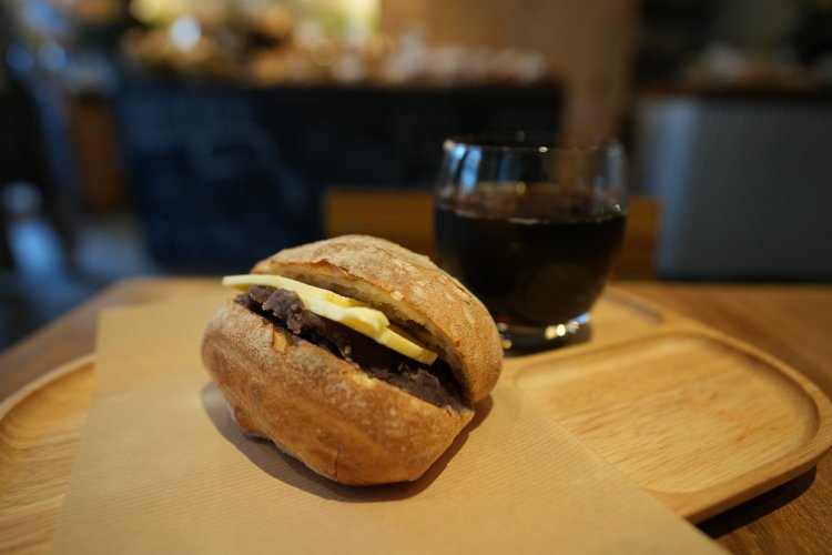 はみ出るバターのあんバターパン340円とコーヒー320円(セット割引100円含む)。