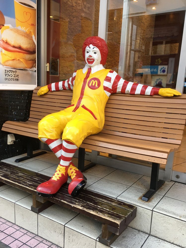 実際にこのような人がいたら絶対に隣に座りたくないが、ドナルドなら許される不思議（神戸・元町）。