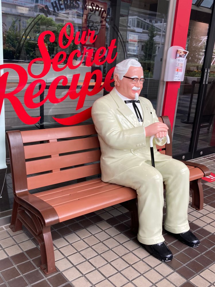 おじいちゃんが「よっこいしょ」と座っているイメージ（大崎）。