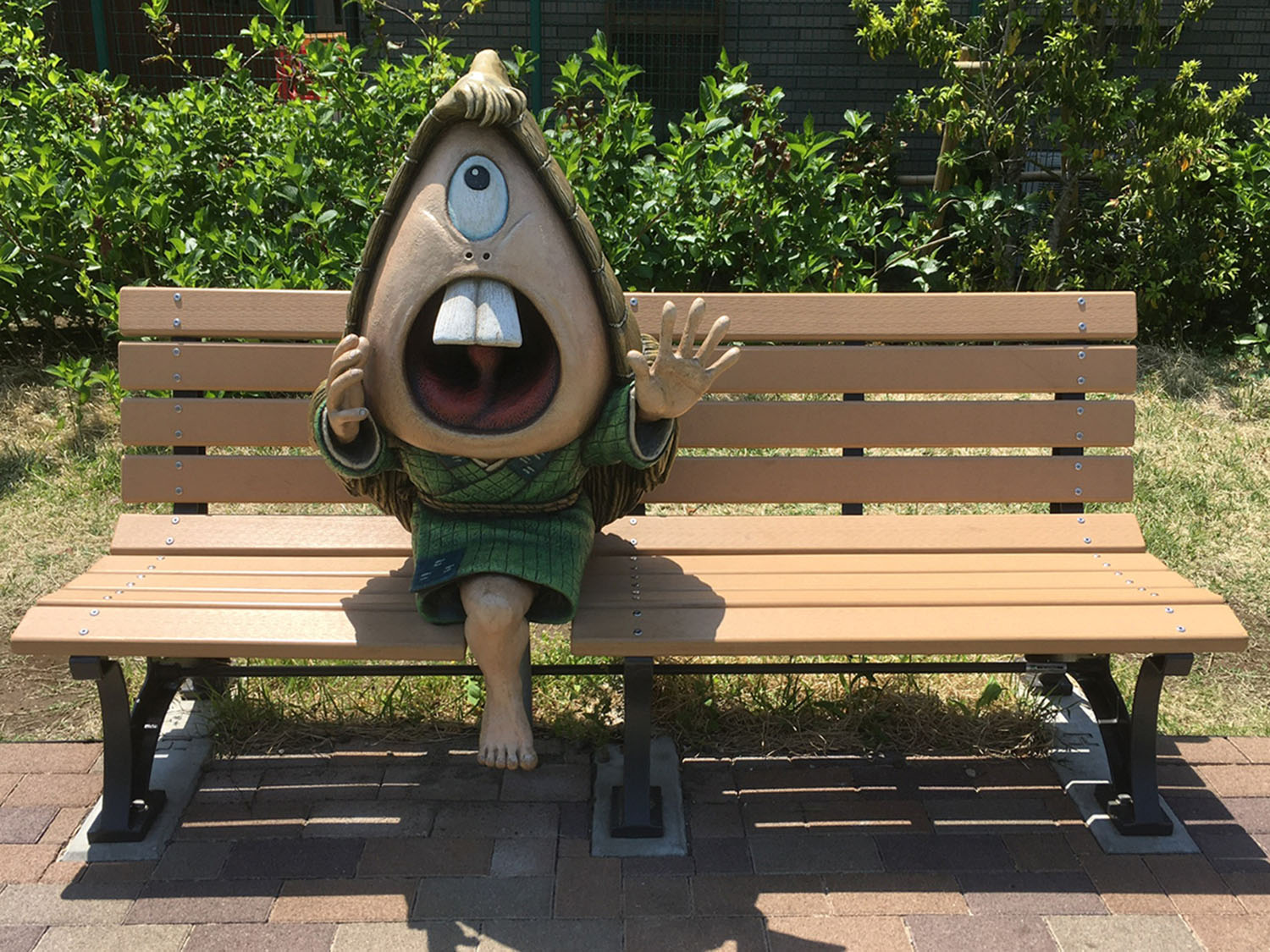 調布駅近くにできた「鬼太郎ひろば」の呼子ベンチ。ひろば内には「ゲゲゲの鬼太郎」のキャラクターがあちらこちらにいる。
