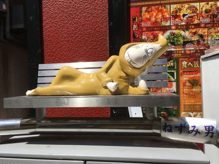 「これじゃ座れないじゃん！」と思うが、安心してほしい。調布駅近くにあるねずみ男のオブジェである。