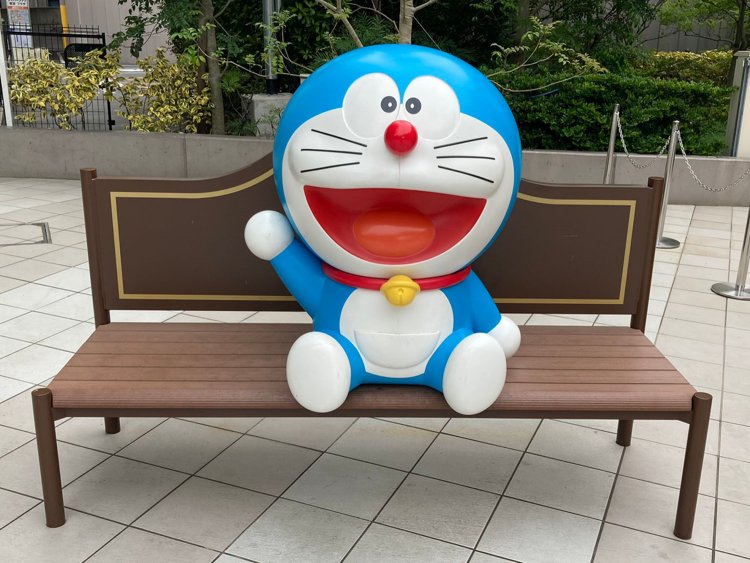お台場にあるドラえもんオフィシャルショップ近くに設置されている。ドラえもんと仲良く撮影できる。