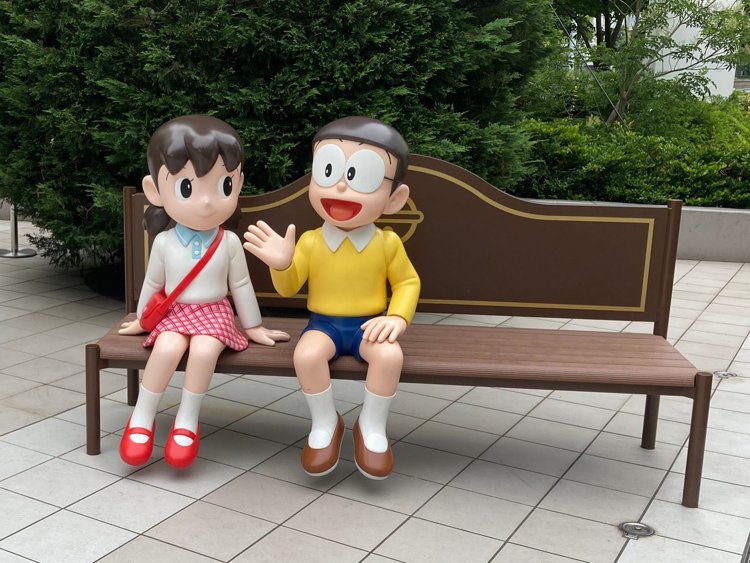 実際にこんな場面に出くわしたとしたら、気まずくてとても隣には座れない（お台場）。