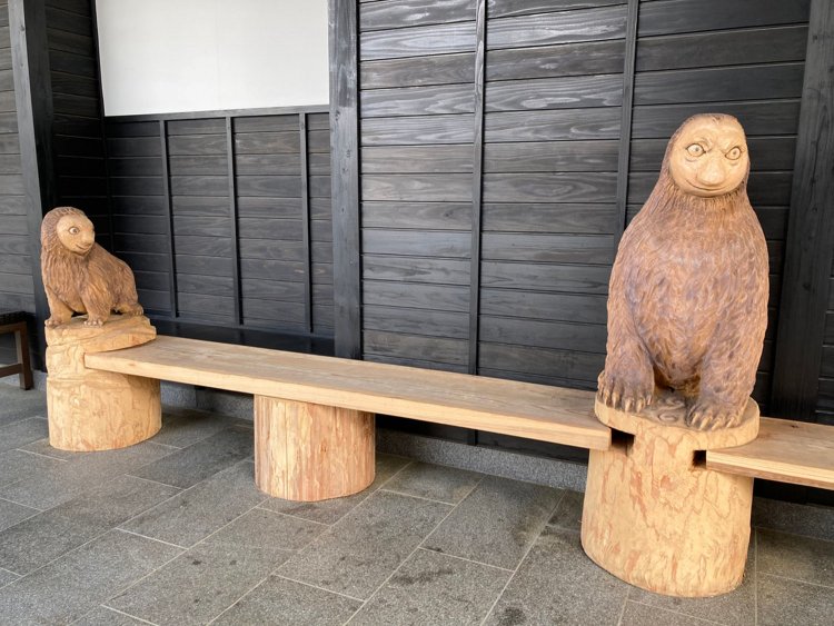 広島県三次市にある『三次もののけミュージアム』前に設置されている、アマビコベンチ。両脇をアマビコに囲まれる。