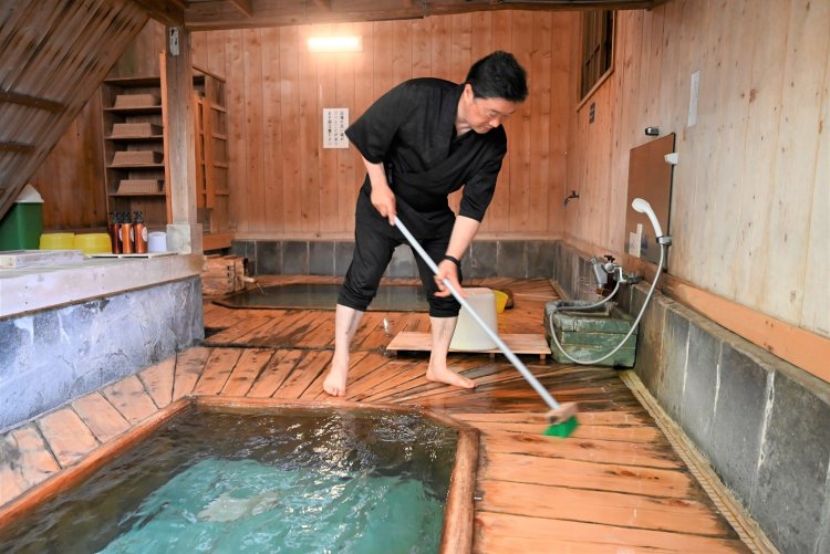 宿を引き継いでから、給湯方式を源泉かけ流しに変えた。毎朝10時過ぎに、大浴場の清掃をするのも智さんの仕事だ。