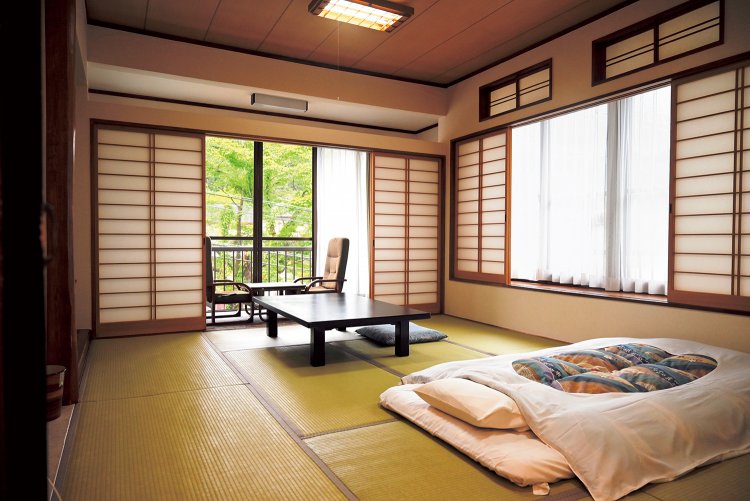 客室はすべて和室。写真は2面採光の角部屋。