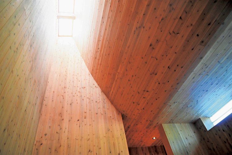 寝湯にねそべると天窓と壁面の窓から差し込む光が見える。