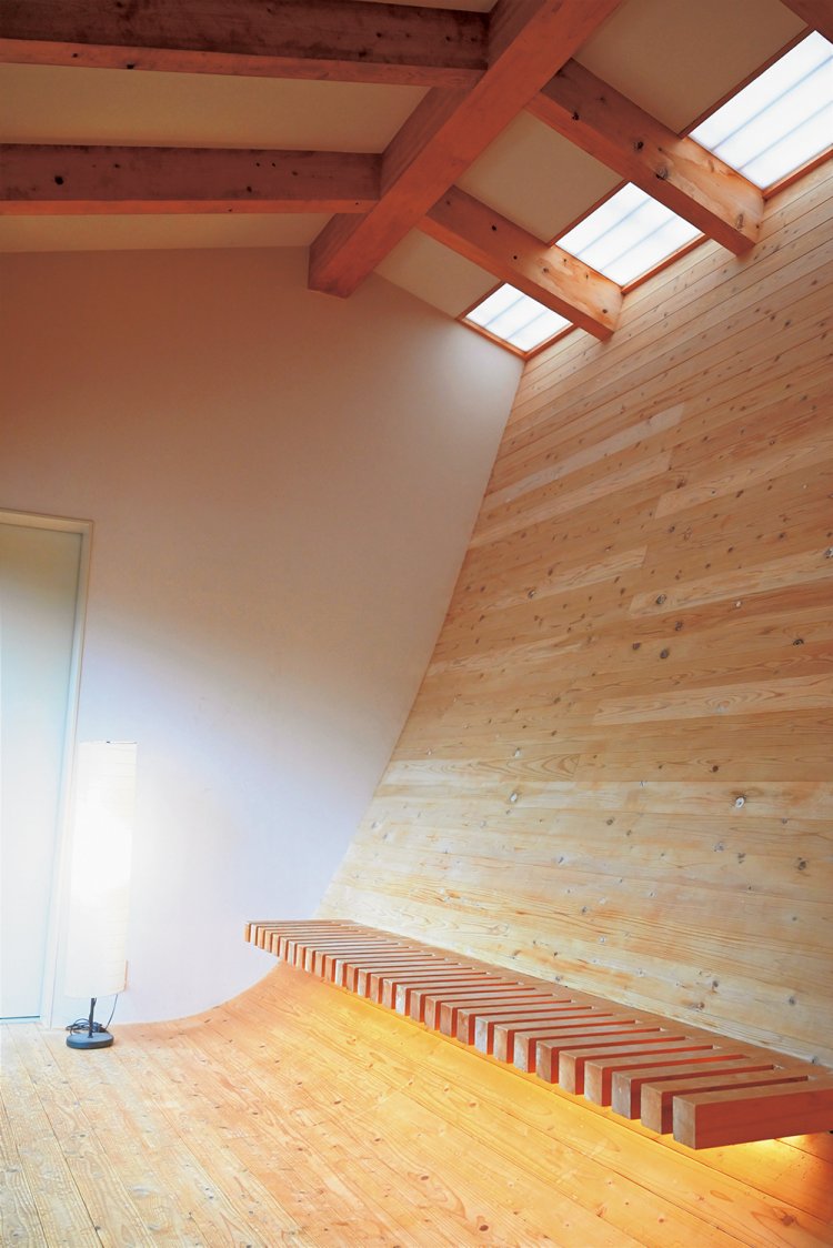 浴室の外に設けられた開放感のある休憩スペース。　