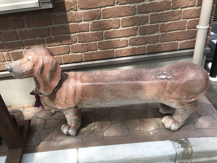 以前、動物オブジェのコラムでも紹介した稲城のダックスフント。確かにベンチに適した体形ではあるが……。
