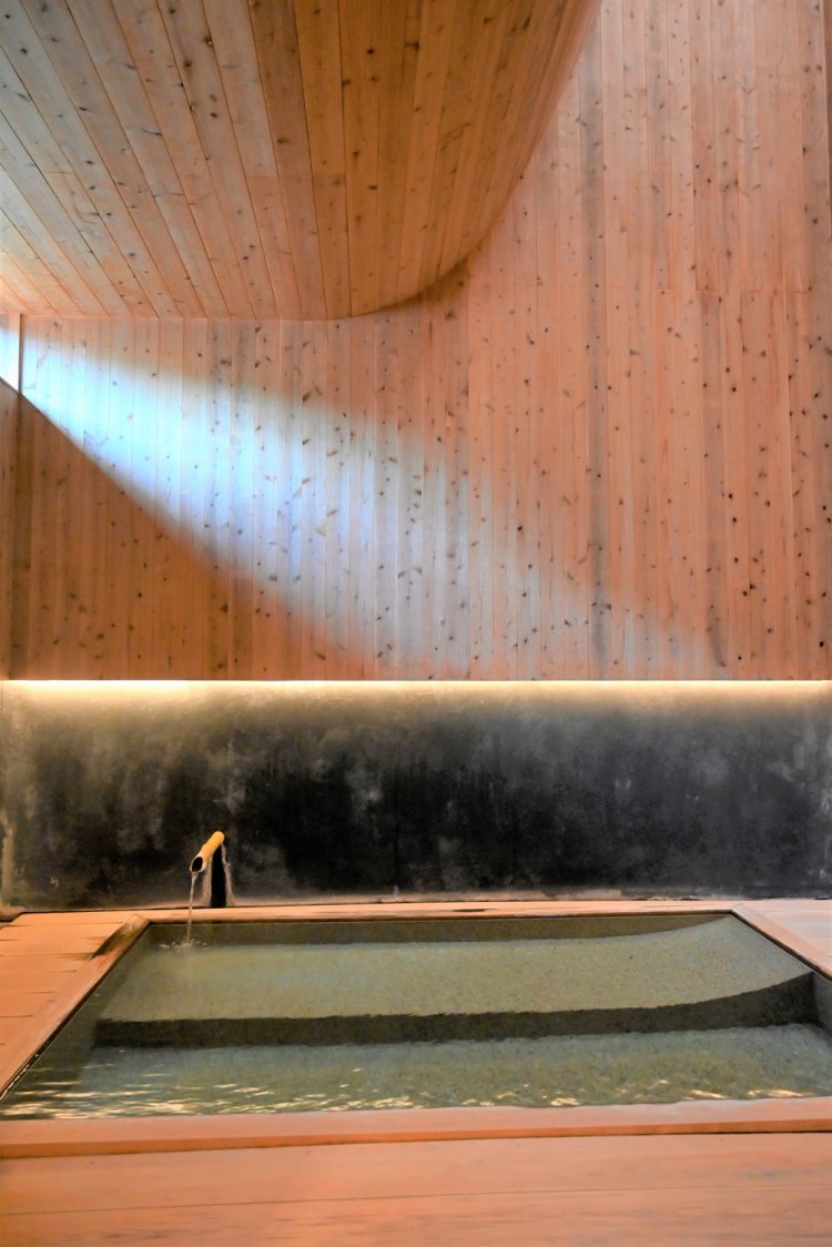 婦人風呂には寝湯を設けた。浴槽内部は洗い出し仕上げで寝心地もいい。