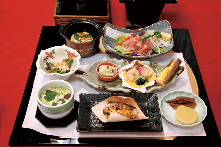 ワラビ、タケノコなど旬の味覚を生かした夕食。締めは釜炊きの五目炊き込みご飯。