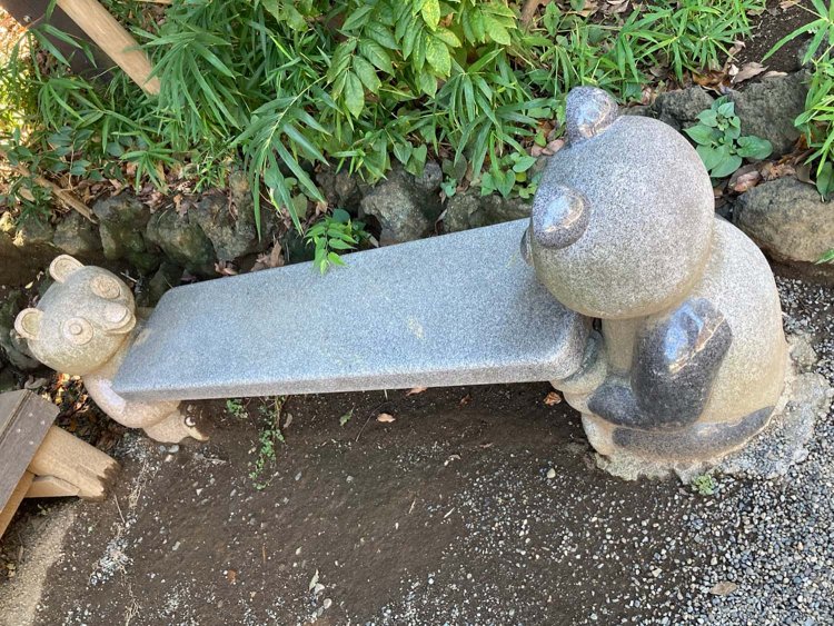 池上で見たパンダベンチ。パンダの表情がいい。