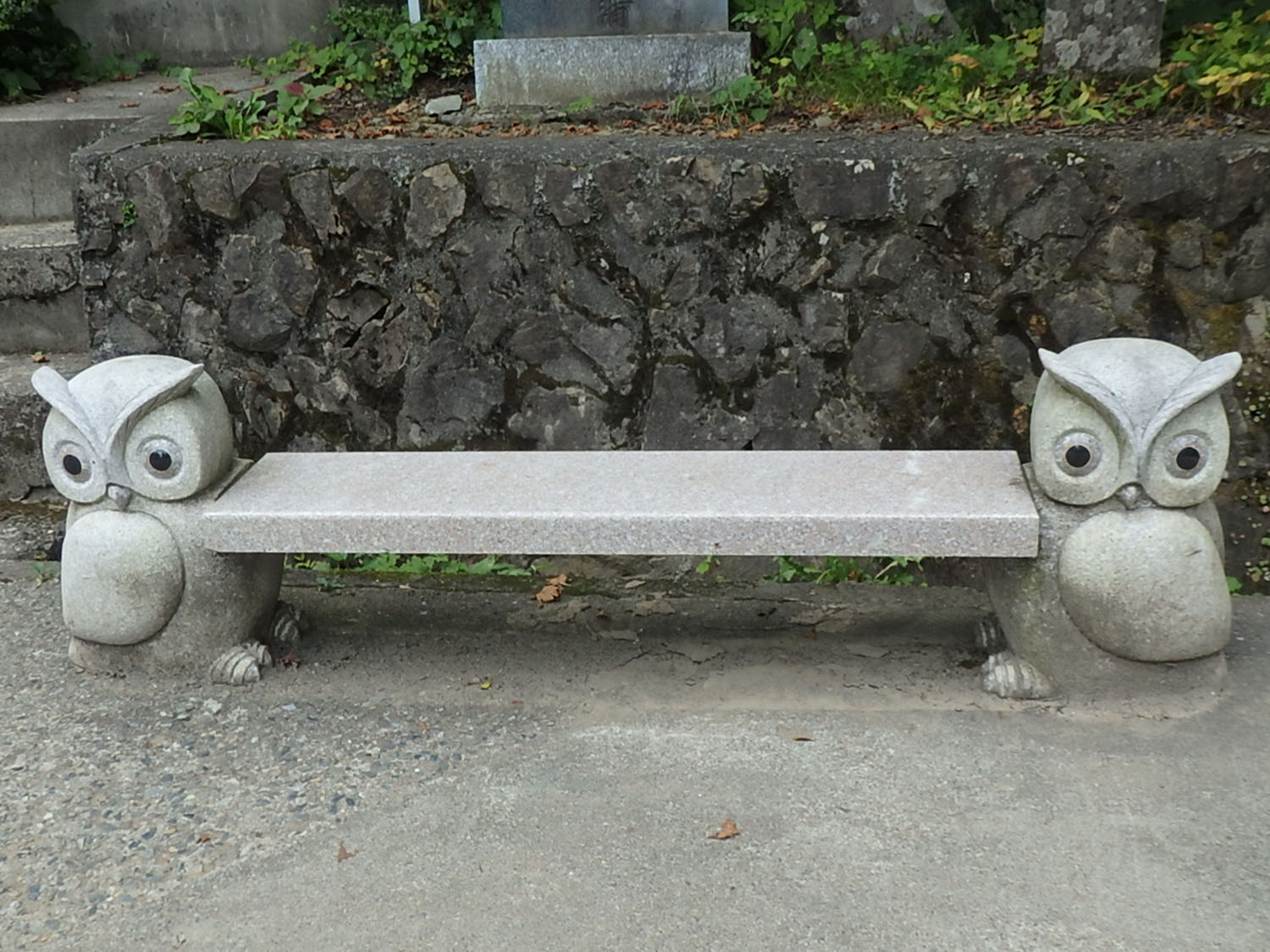 御岳山（東京）に行くと、多くの石像キャラベンチを発見できる。こちらは胸板で石板を支えるフクロウ。