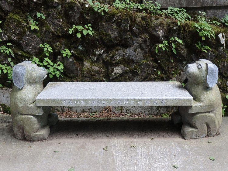 御岳山の犬ベンチ。だんだん辛そうな体勢になっている。