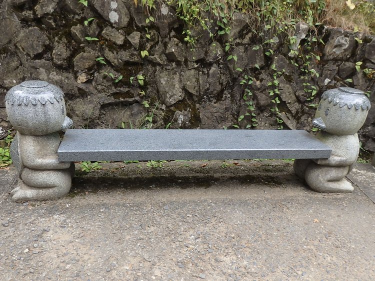 石像ベンチの中で一番辛そうな、カッパベンチ。カッパのとぼけた表情がまた悲しみを誘う。