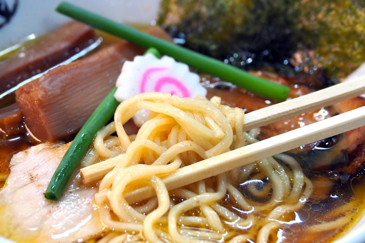 『浅草開化楼』のオリジナル麺を使用している。