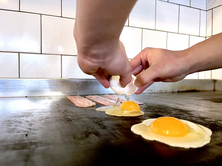 「ベーコンはカリカリにするので先に焼きます」と鈴木さん。卵を割ると黄身がこんもりしていてかわいい！