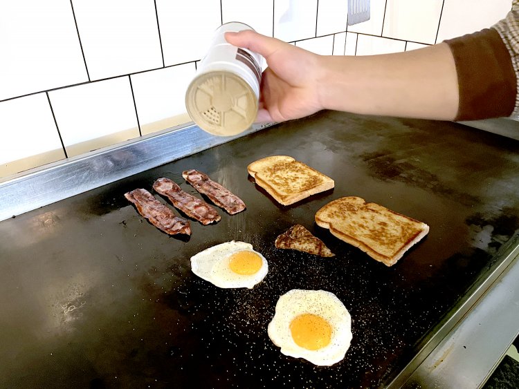 パンはバターで焼くから風味がアップ。仕上げは目玉焼きに塩コショウをフリフリ。
