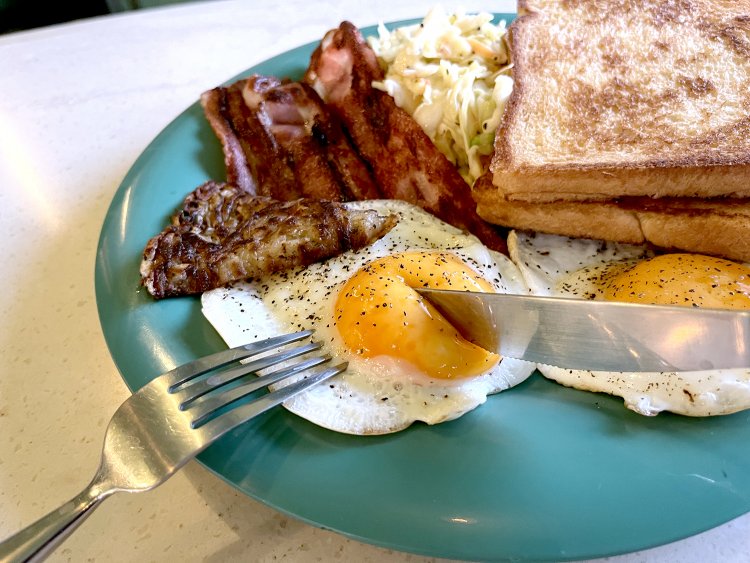 ナイフを入れると、黄身が半分ほど流れ出す程度の硬さ。この卵は食べてしまおう。