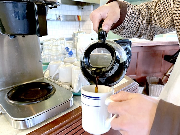 飲み物はおかわりができる。本来はサーバーからセルフでいれるのだが、撮影のため鈴木さんにご協力いただいた。