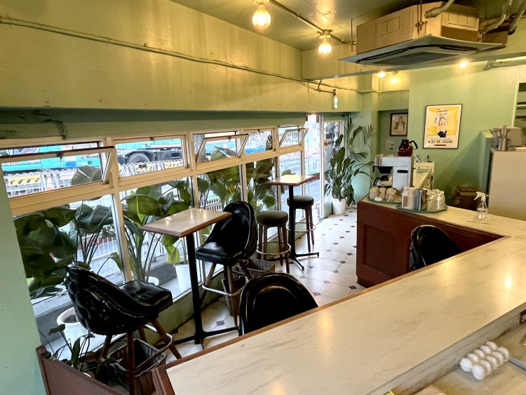 店の真ん中に走るカウンターが個性的。3階でも食事ができる。