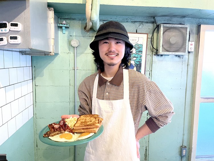 2021年からここで働き始めた鈴木さん。この店のどこか懐かしい雰囲気がお気に入りだそう。