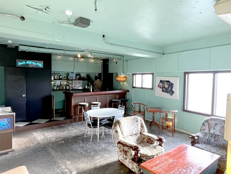 以前は会員制のラウンジと、ライフスタイルショップ『SON OF THE CHEESE』を運営。バーカウンターはその名残りだ。