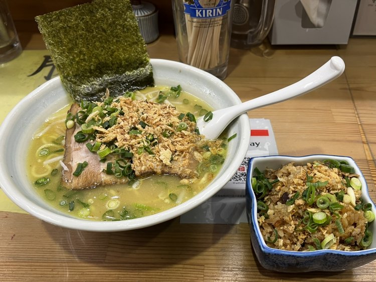 塩らぁめん990円と豚めし280円。ランチメニューだと２つで1100円。