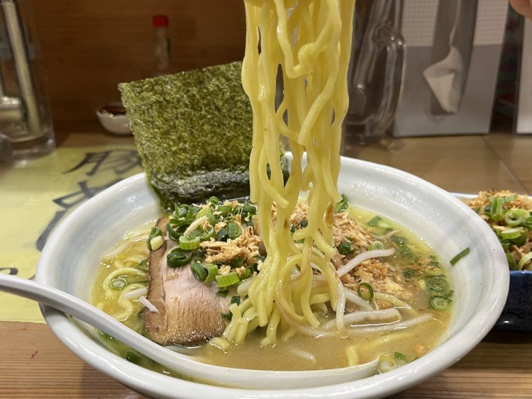 浅草開花楼の中太麺。スープとよく合う！
