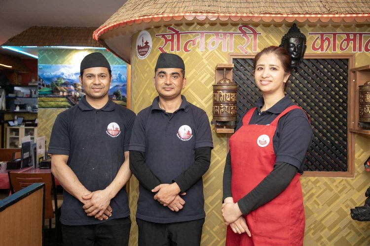 左から料理人のアリアルさん、パウデルさん、オーナーのバスネットさん。