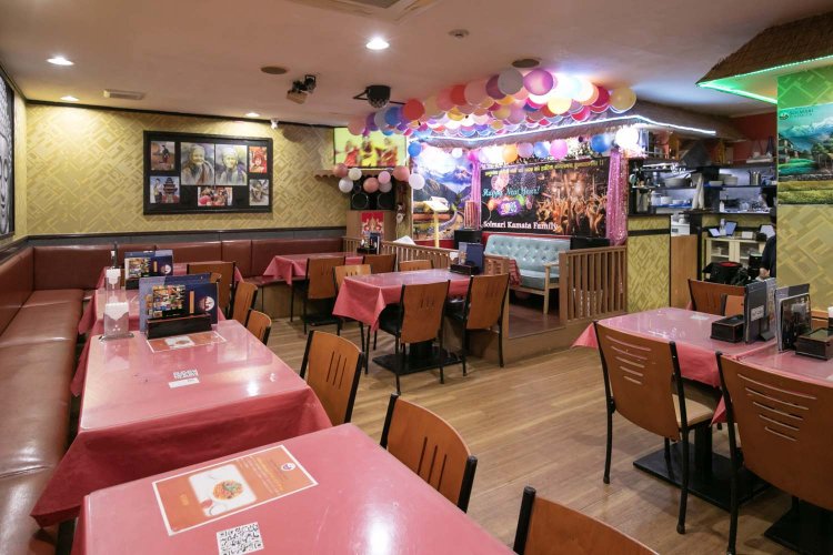 ネパール料理屋でよく見かける赤いテーブルクロス。席数は50席。