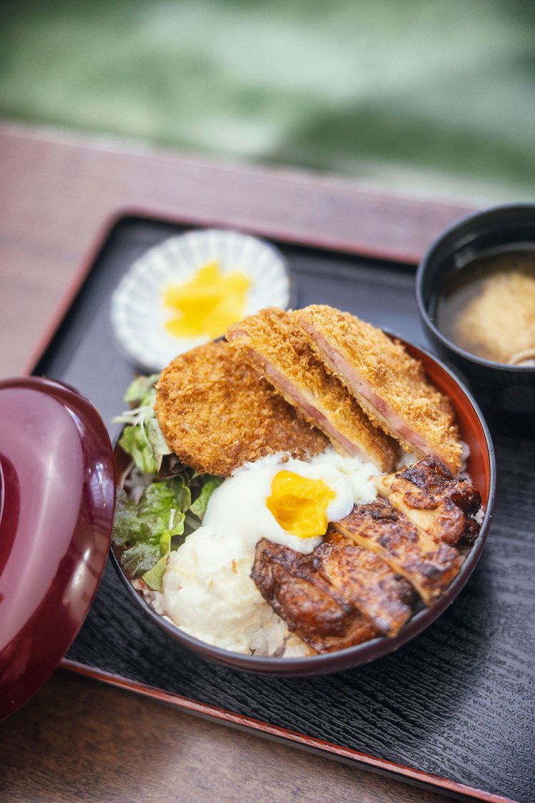 合い盛り丼1430円。当時の値段8銭。