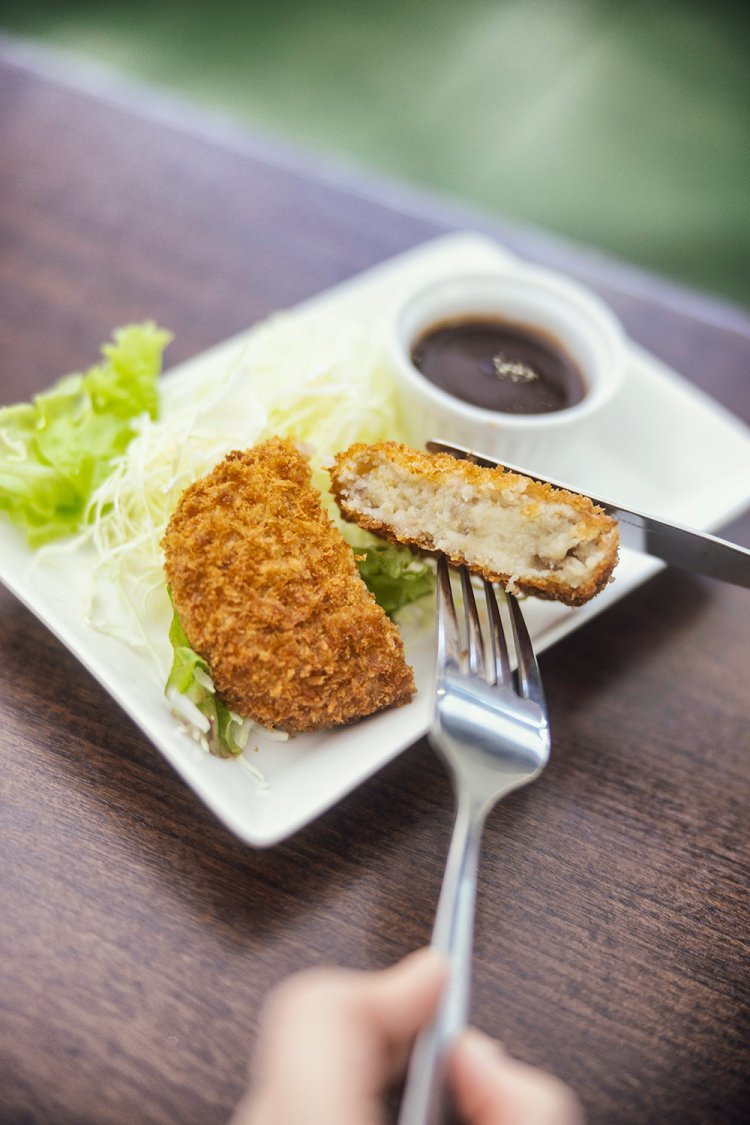 コロッケ320円。当時の値段3銭。