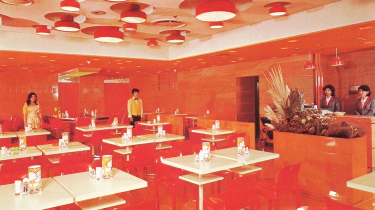 「じゅらくエイトビル」にあった「ファミリーレストランじゅらく」の店内。