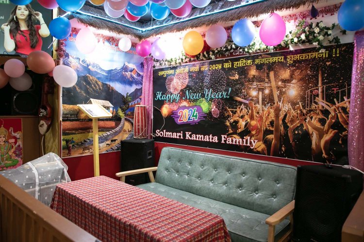 奥にあるソファ席。新婚の二人が座ればウェディングパーティーができそう。