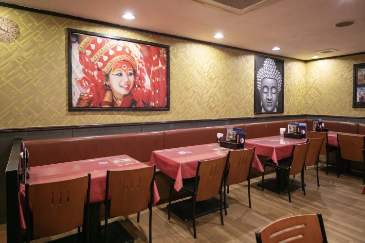 写真の少女はネパールヒンズー教の生き神様、クマリ様。