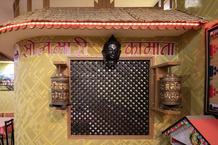 両脇の円柱状のものはチベット仏教の仏具、マニ車を模したもの。