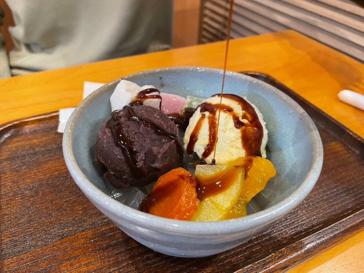 蜜かけ放題のクリームあんみつ990円。