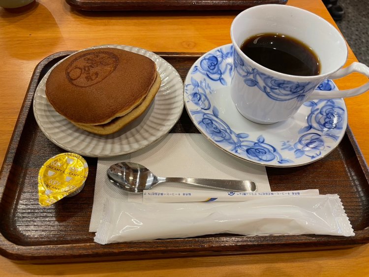 珈琲セット（お菓子付き）770円。