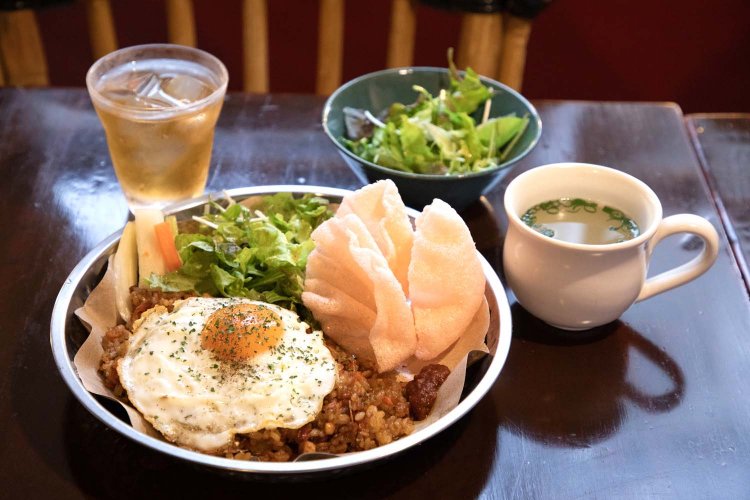 ランチのナシゴレン（スープ・サラダ・お茶付き）1080円。