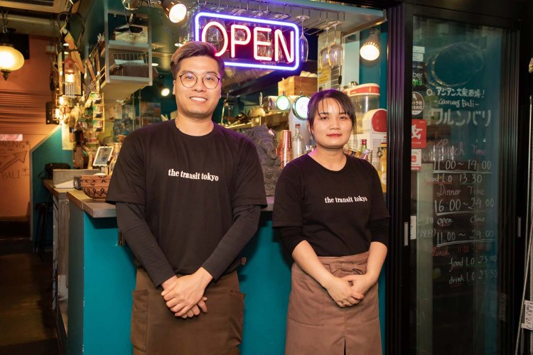 左から料理人のダンさん、店長のタオさん。