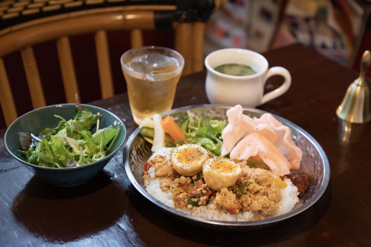 ランチのガパオライスもスープとサラダ、お茶がついて1080円。