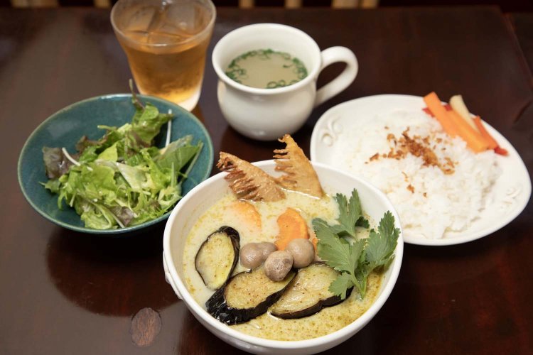 グリーンカレー（スープ・サラダ・お茶付き）980円。