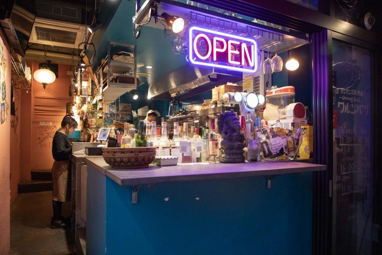 1階はバーカウンター席。気軽なひとりランチならここがおすすめ。