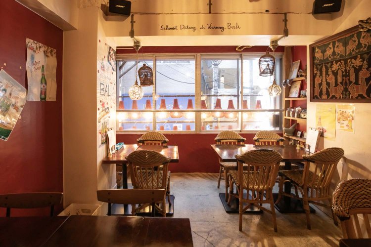 2階はバリ島の工芸品を思わせるランプやタペストリーが彩る温かみのある客席。