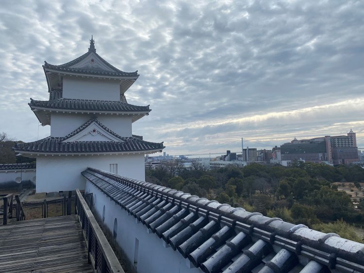 明石城から。遠くに明石海峡大橋が望める。