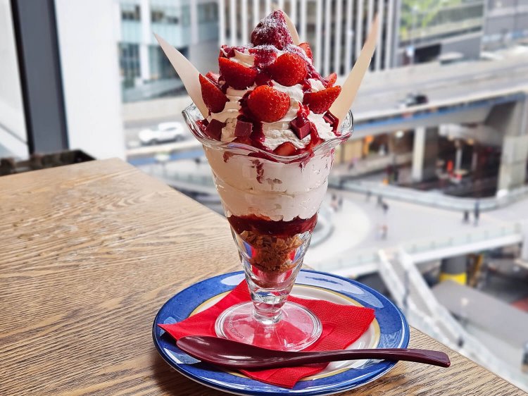 苺パフェ1628円。