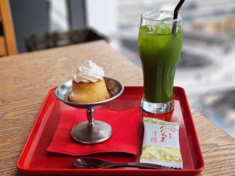 藤次郎プリン638円、ドリンクセット 伊勢茶 308円。