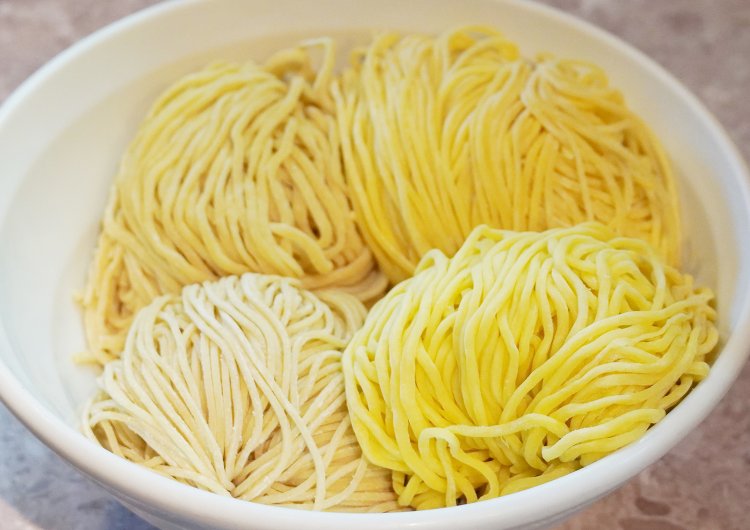 左上から時計回りに、創業の塩用、魚介塩用、このときの限定（味噌らぁめん）用、鶏出汁用。生麺で見ると違いがあきらか。