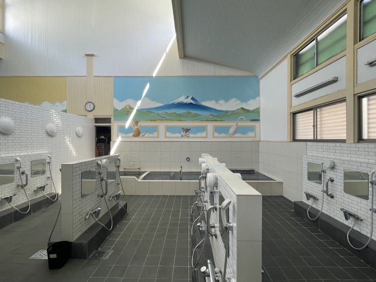 ペンキ絵の中に隠されたかつての名物がチラリ。